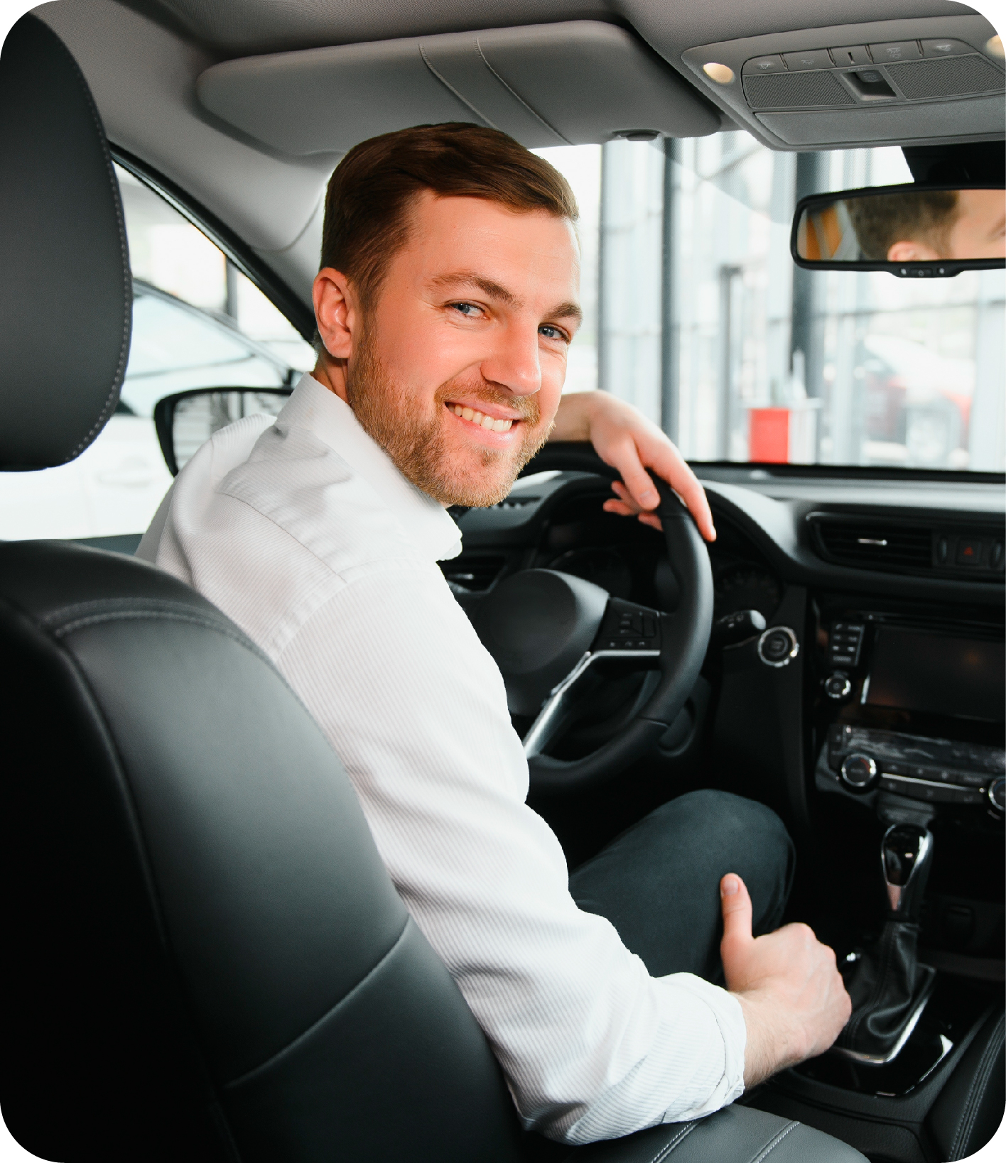 Chauffeur de taxi dans sa voiture regardant vers l'arrière