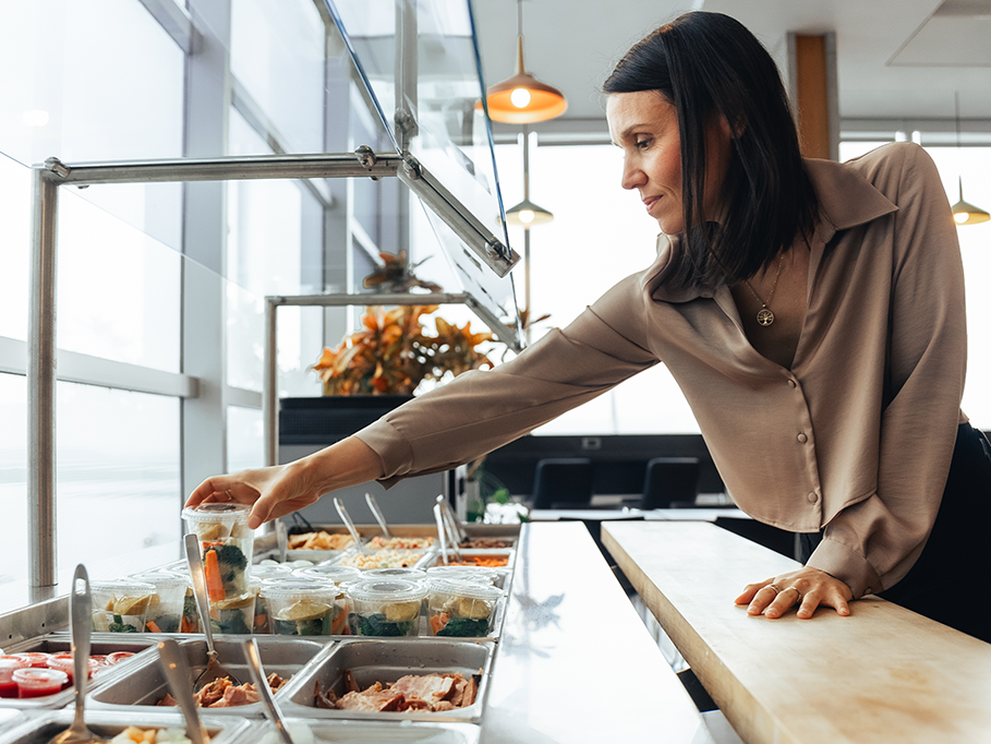 Cliente prenant un item de la table froide