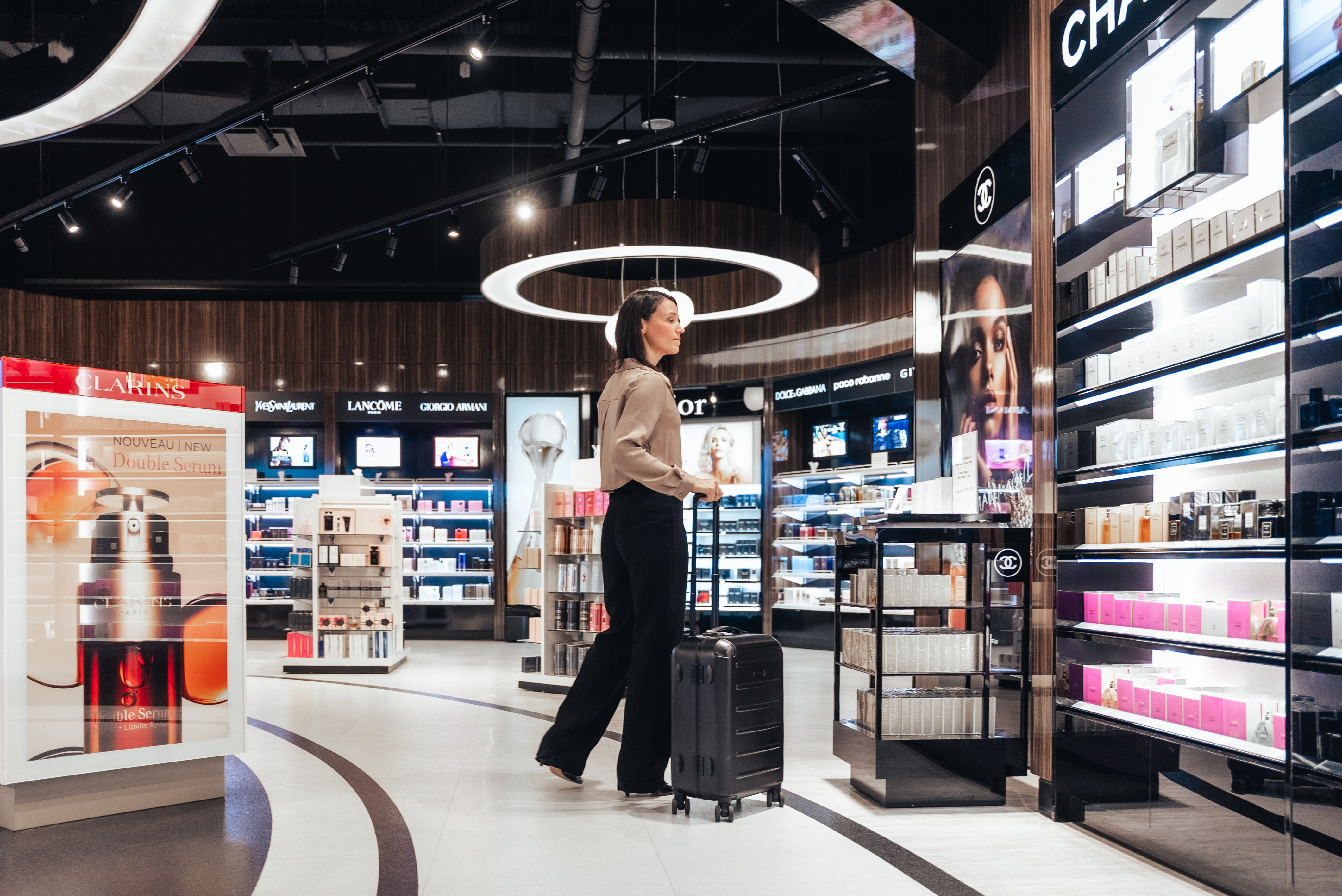 Femme magasinant dans la boutique Québec Hors Taxes