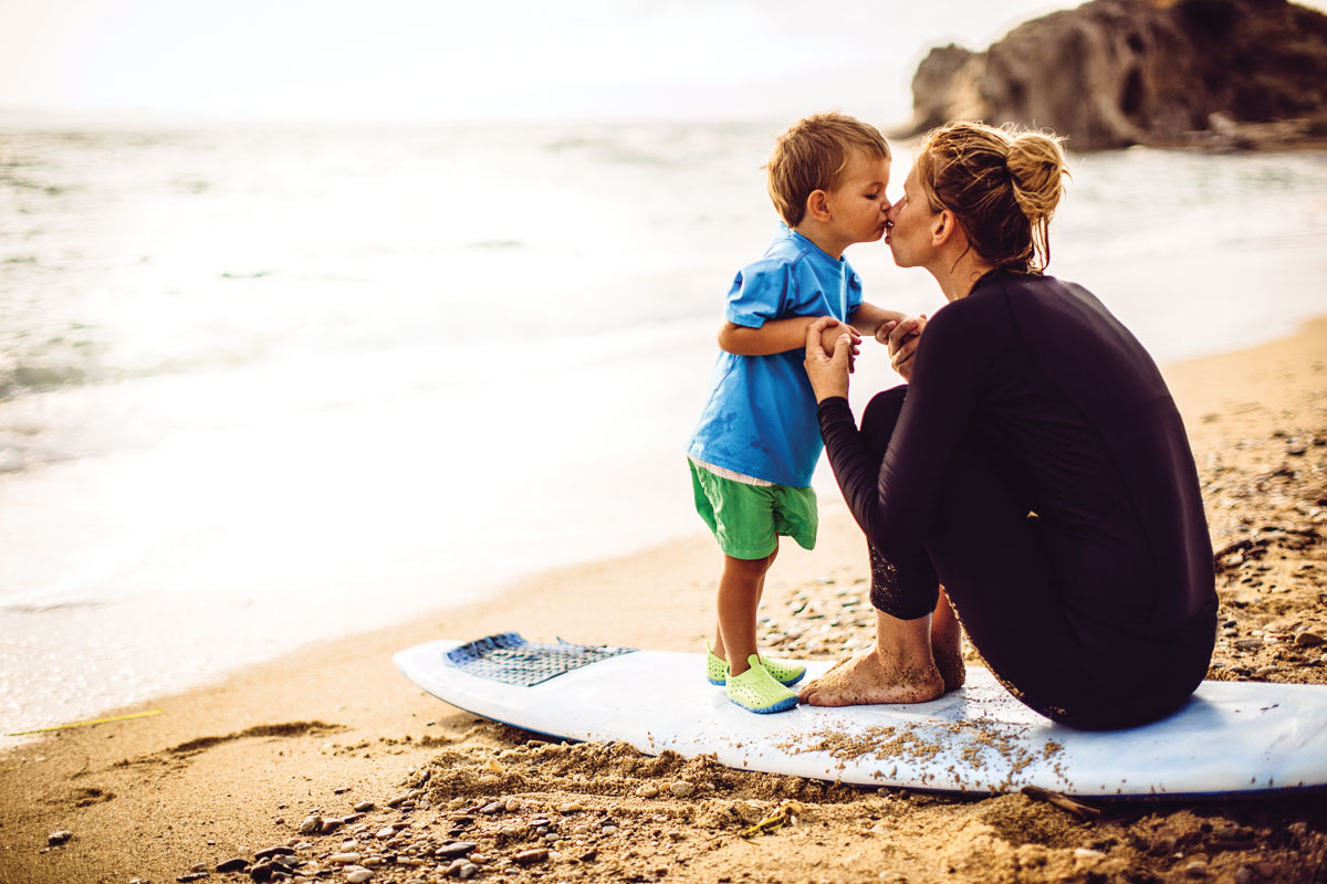 Mère et fils sur la plage - Crédit photo : Aleksandar Nakic