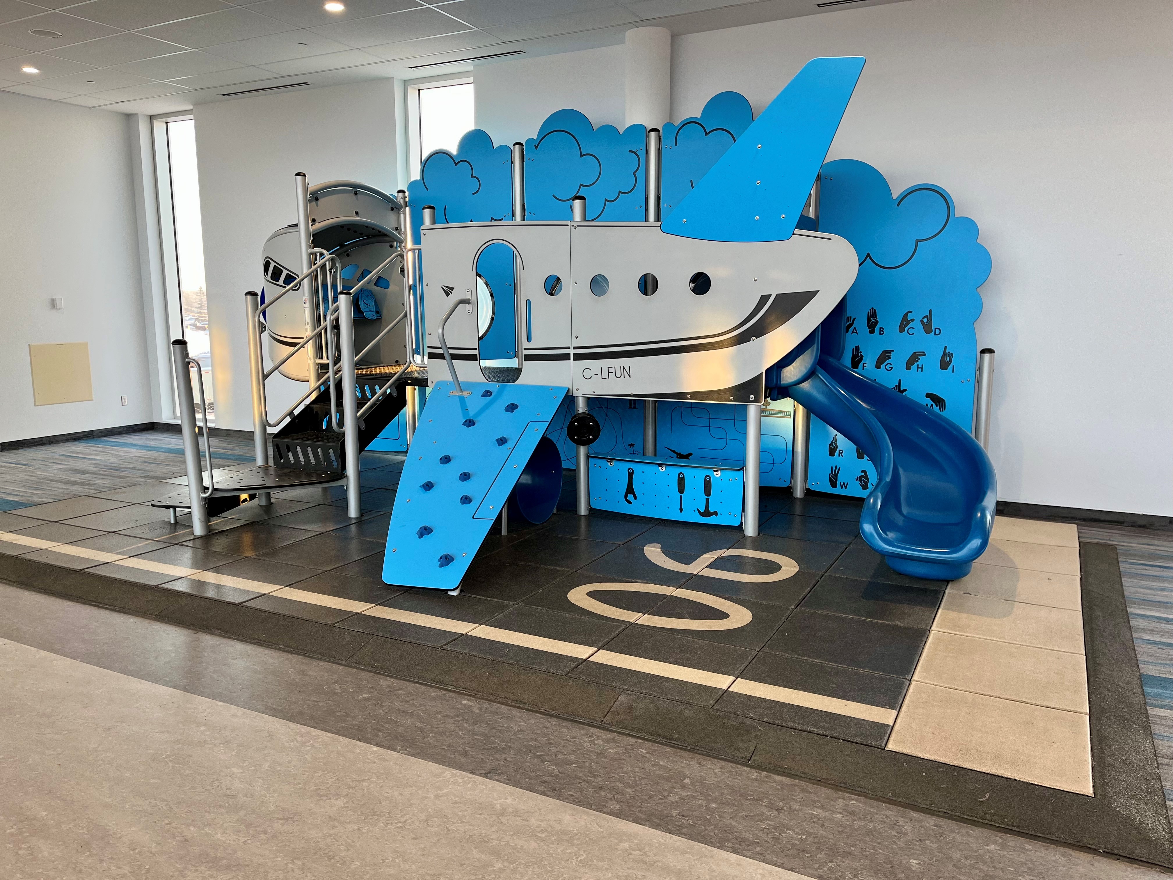 Module de jeux pour enfants de l'Aéroport international Jean-Lesage de Québec (YQB)