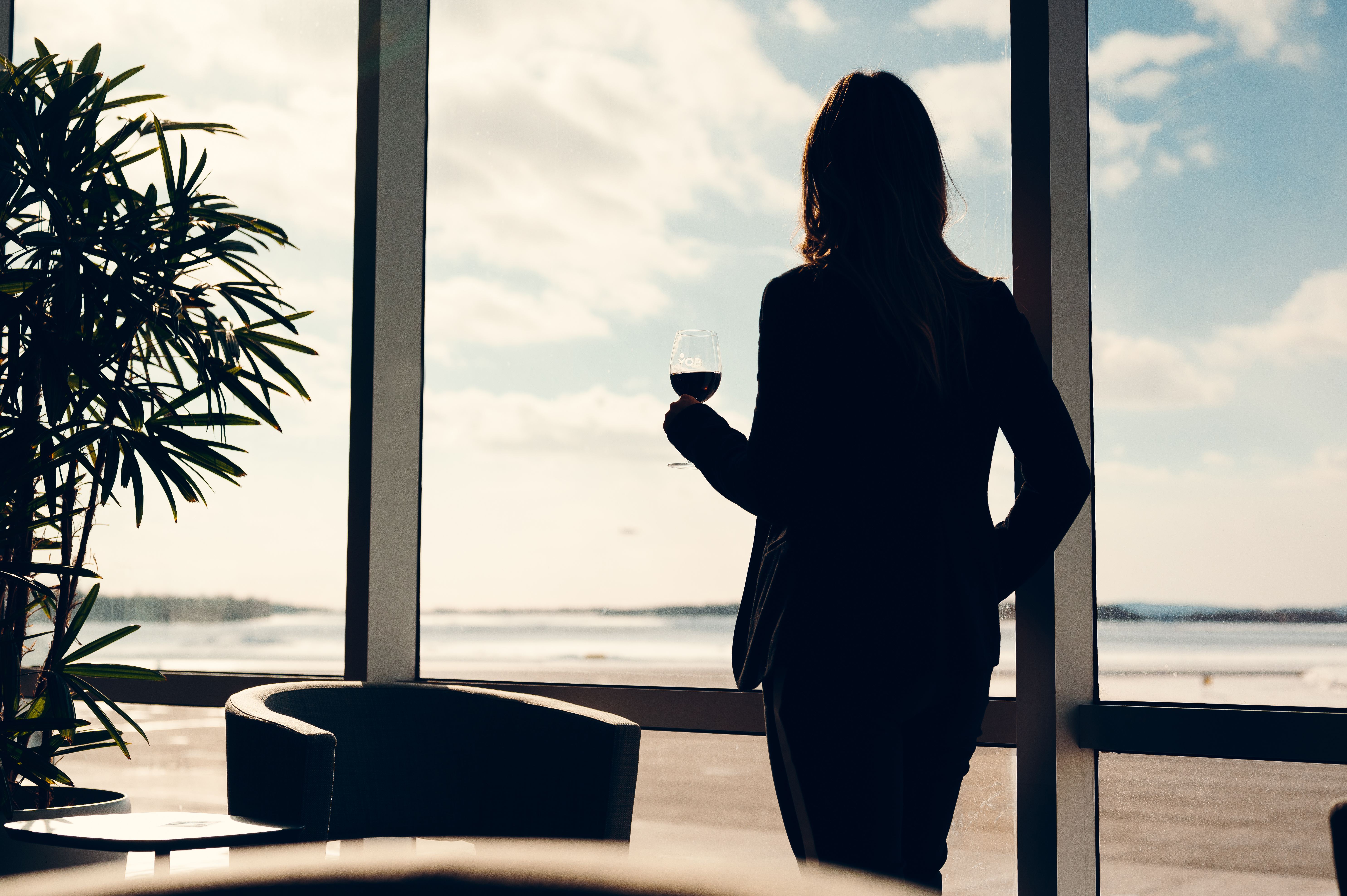 Femme dans le salon VIP par Club Med