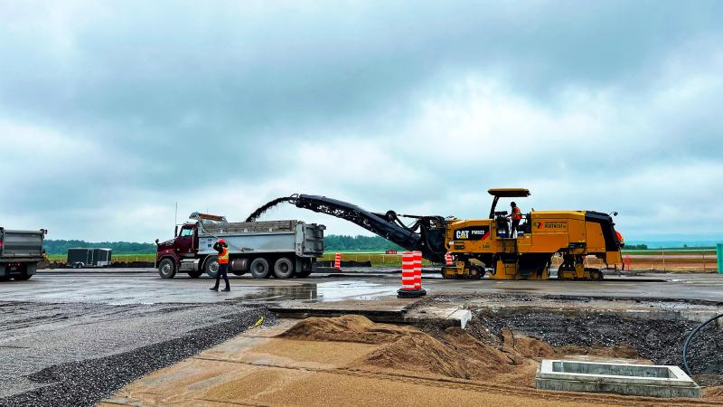 Machinerie sur la voie de circulation Golf de l'Aéroport international Jean-Lesage de Québec