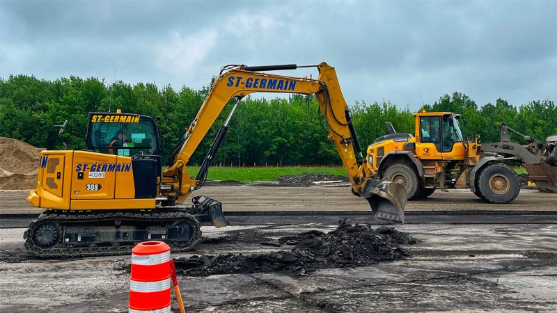 Machinerie sur la voie de circulation Golf de l'Aéroport international Jean-Lesage de Québec